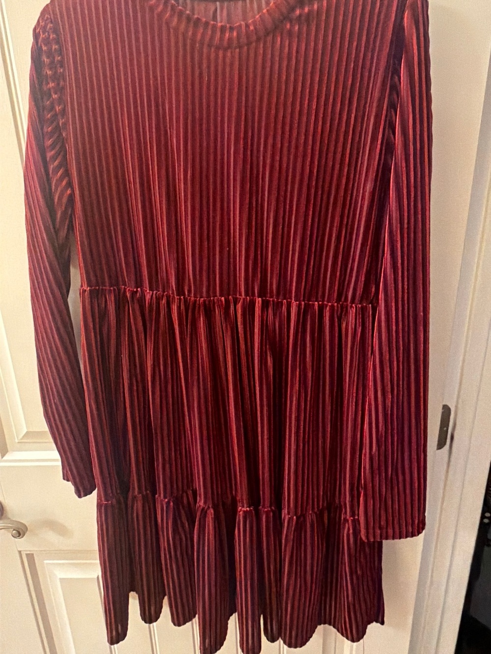 Women's Red Velvet Pleated Tiered Long-Sleeve Dress